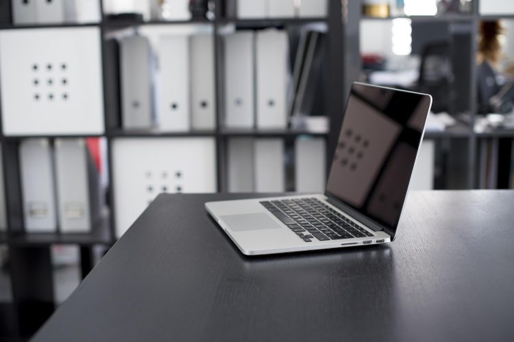 Laptop, apple, computer — Automated AI Trading: A Guide to Smarter, Data-Driven Investment