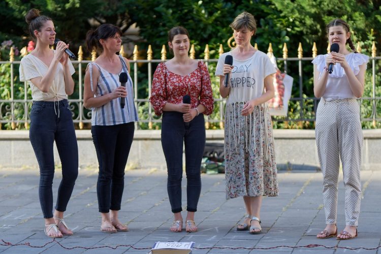 Women, ukrainian, singing — Voittamisen filosofian avaaminen: Oppitunteja Malina Casinoilta